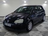 la photo d'une voiture noire garée dans un garage