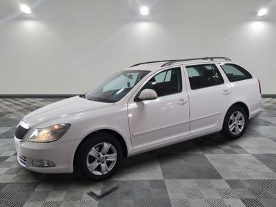 une photo d'une voiture blanche garée dans un garage