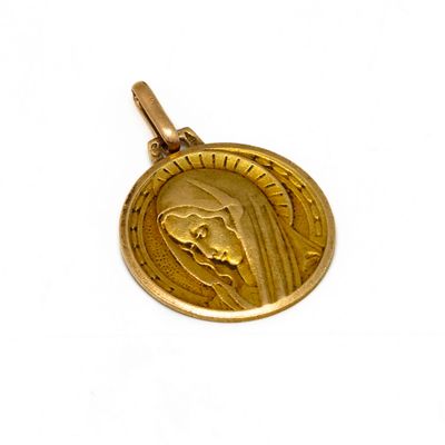 l'image d'une médaille d'or sur laquelle figure le visage d'une femme