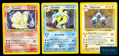 Quatre cartes Pokémon différentes sont représentées en ligne sur un fond noir.