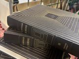 plusieurs livres empilés sur une table