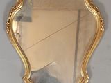 un miroir accroché au mur d'une pièce