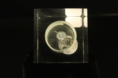 Diamant de 1.31 carats sous scellé. Taille brillant rond. Co…