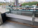 une vitrine en verre au milieu d'un magasin