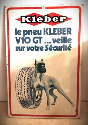 un panneau sur lequel figure l'image d'un chien tenant un pneu