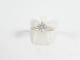 une image d'une bague en diamant sur une surface blanche