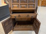 une armoire en bois ouverte, posée à même le sol