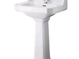 une photo d'un lavabo sur pied blanc équipé d'un robinet chromé