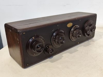 une vieille radio posée sur une table