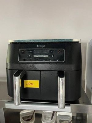 une machine à café posée sur une étagère