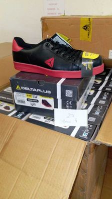 une boîte sur laquelle est posée une paire de chaussures