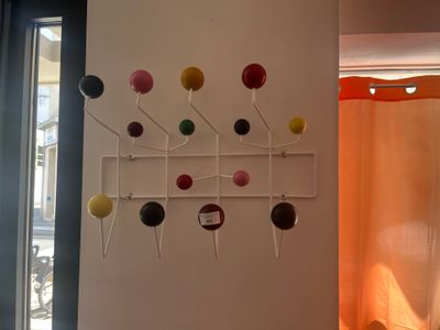 une photo d'une pièce avec un rideau et un porte-manteau