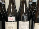 des bouteilles de vin sont alignées sur une étagère dans un magasin