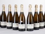 six bouteilles de vin alignées sur une table