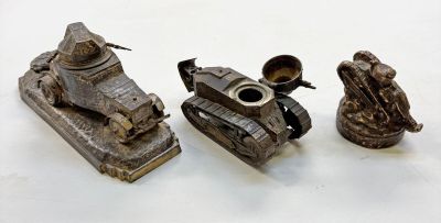 trois petits objets métalliques posés sur une surface blanche