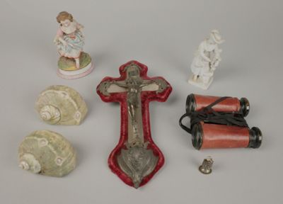 beaucoup de petites figurines et une croix posées sur une table