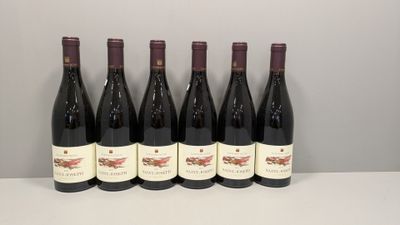 six bouteilles de vin rouge alignées sur une table