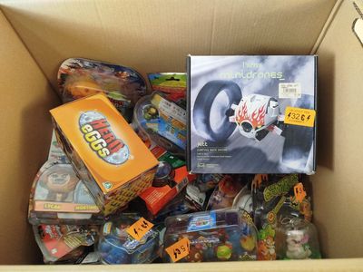 une boîte remplie de jouets et de jeux variés