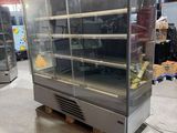 une grande vitrine contenant beaucoup de nourriture