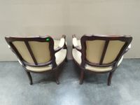 Paire de fauteuils en cabriolet en hêtre mouluré et chevillé… (photo 4)