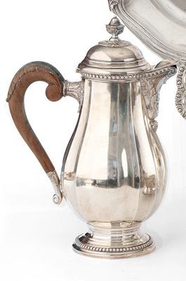 une cafetière en argent avec une poignée en bois sur fond blanc