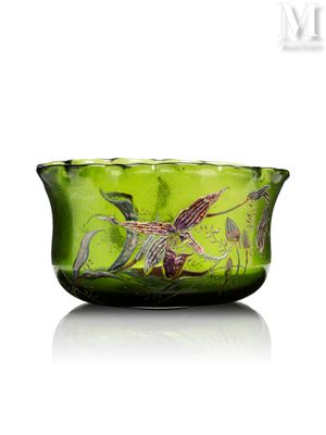 un bol en verre vert orné d'un motif représentant un oiseau