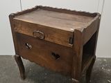 une petite table en bois surmontée d'un tiroir