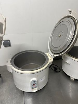 deux pots posés l'un à côté de l'autre sur le sol