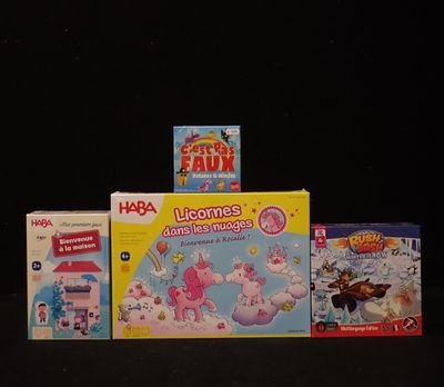 Plusieurs jouets d'enfants sont alignés sur une surface noire