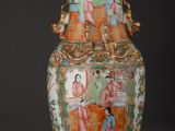 un vase avec un tableau posé sur un support