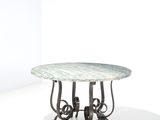une image d'une table avec un plateau en marbre sur un fond blanc