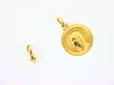 un pendentif en or sur lequel est représentée une femme