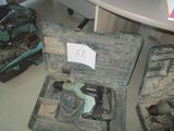 plusieurs bagages posés sur une table, avec une étiquette de prix dessus