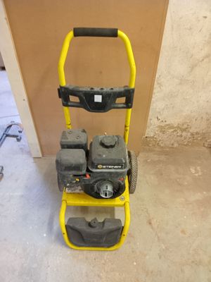 une tondeuse à gazon jaune et noire posée par terre