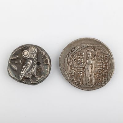 deux pièces d'argent sur lesquelles figurent un oiseau et un autre oiseau