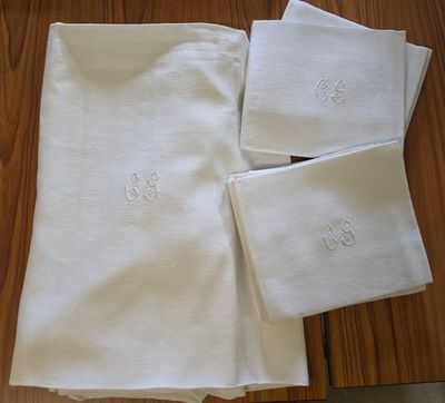 520 / CH-B5 / Nappe en damassé blanc, chiffrée "C.