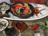 une vitrine en verre sur laquelle sont posés une assiette et des bols