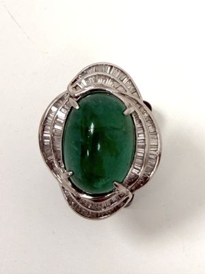 bague en argent sertie d'une pierre verte entourée de diamants taille baguette