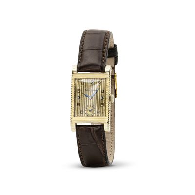 gros plan d'une montre sur fond blanc avec un bracelet marron