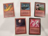 quatre cartes de différents jeux de cartes posées sur une table