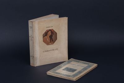 deux livres posés l'un à côté de l'autre sur une table