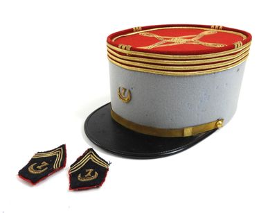 un chapeau posé sur une table à côté d'une paire de boucles d'oreilles