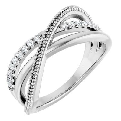 gros plan d'une bague en diamant sur fond blanc