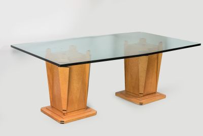 une table en verre avec une base en bois et un plateau en verre