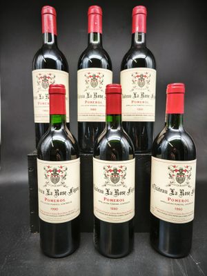 six bouteilles de vin rouge sont alignées
