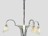 une image représentant un lustre auquel sont suspendues trois fleurs en verre