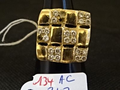une bague en or sertie de diamants, avec une étiquette de prix