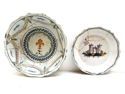 deux assiettes à motifs posées l'une à côté de l'autre