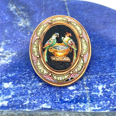 a picture of a broochee with a bird on it