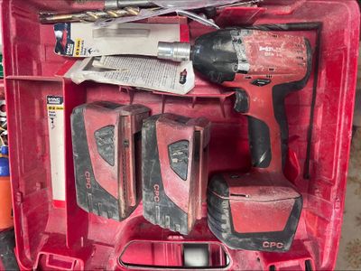 une boîte à outils rouge avec des outils à l'intérieur